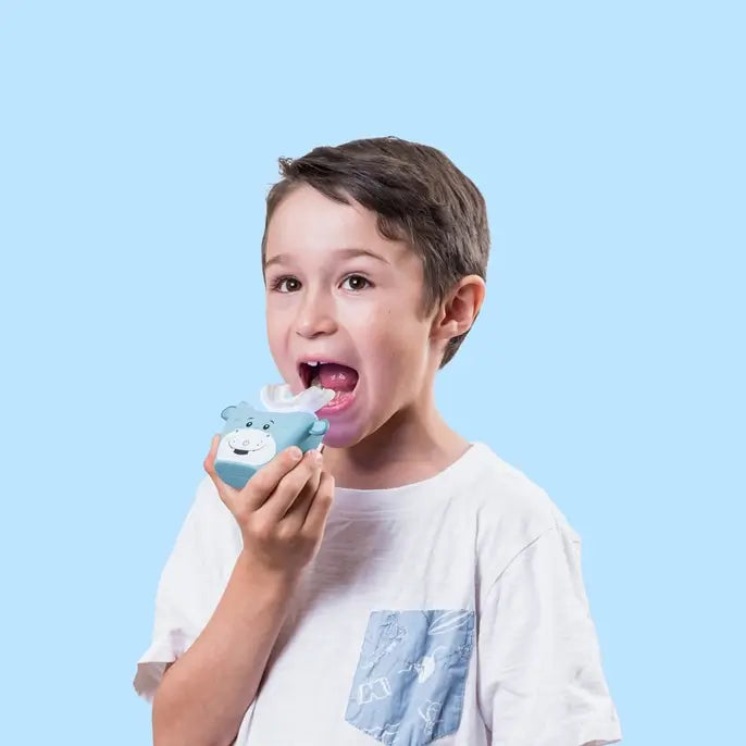 A child uses the Hippo AutoBrush Kids.