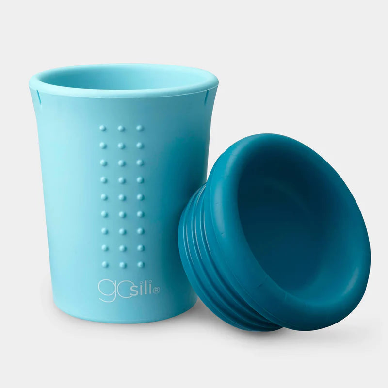 A sky blue cup with a teal lid next to it.